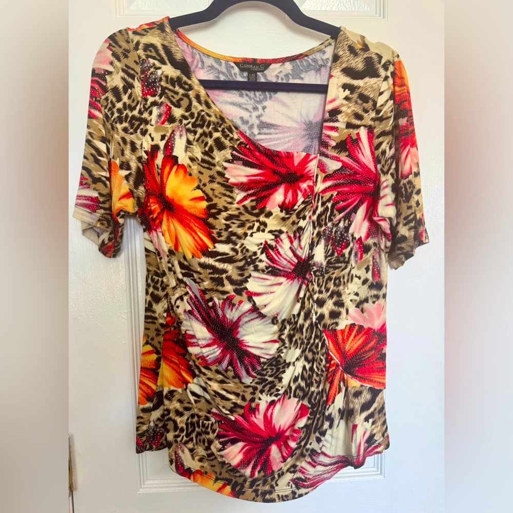 Asymmetric floral and leopard print short sleeve stretchy top with front ruching